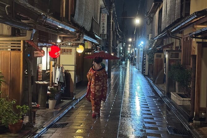 Kyoto Magical Night English Tour: Gion & Fushimi Inari Shrine - Fushimi Inari-taisha after dark: the red torii tunnel experience