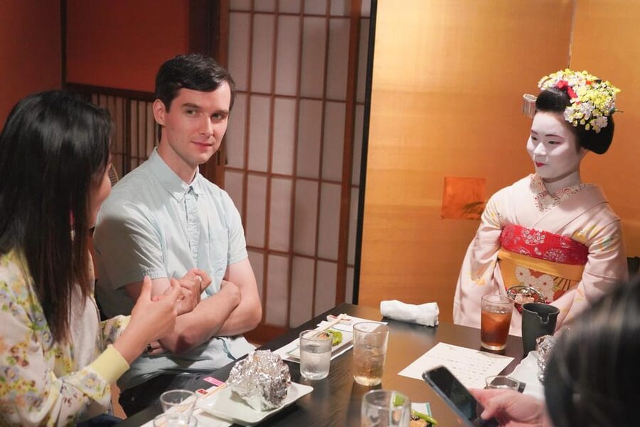 Kyoto: Maiko Dinner in Traditional Restaurant and Tour - All-you-can-drink sake and the rhythm of the evening games