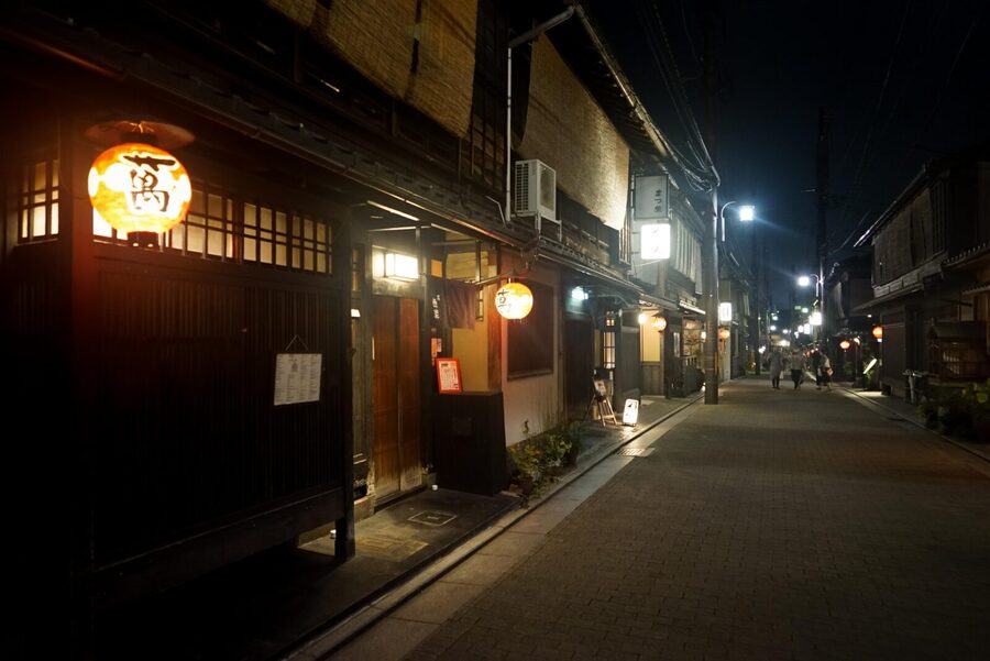 Kyoto: Maiko Dinner in Traditional Restaurant and Tour - Getting the most from the walk, the restaurant, and Kyoto weather