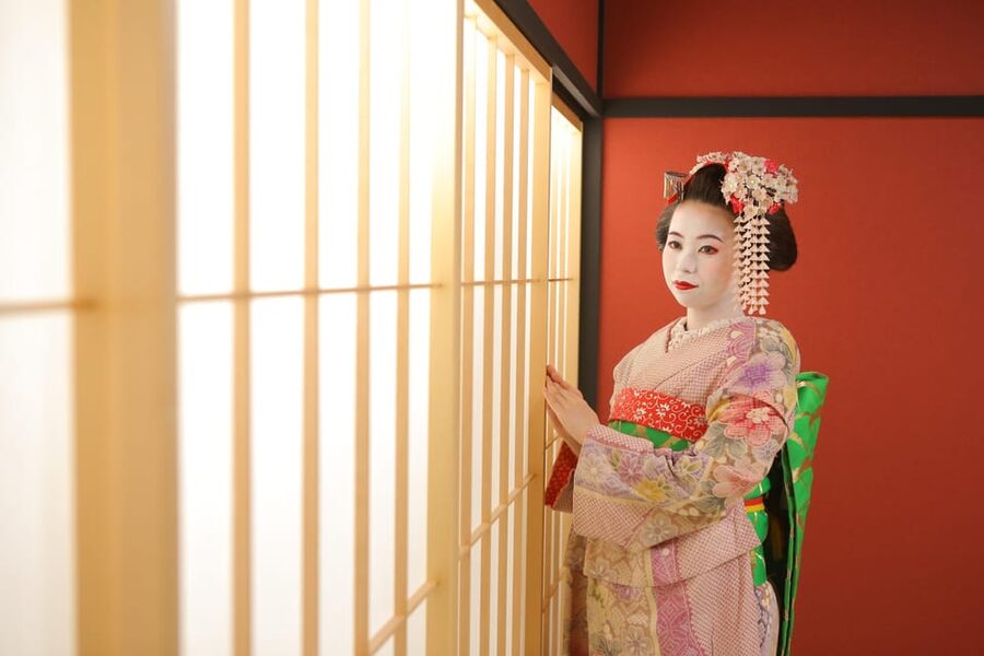 Kyoto: Maiko Makeover and Photoshoot Experience - Optional strolling: your chance to see Kyoto streets in costume