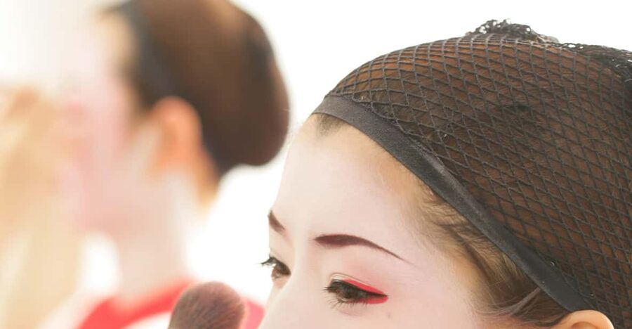 Kyoto: Maiko Makeover and Photoshoot Experience - Meeting point and timing: make finding the door part of your plan
