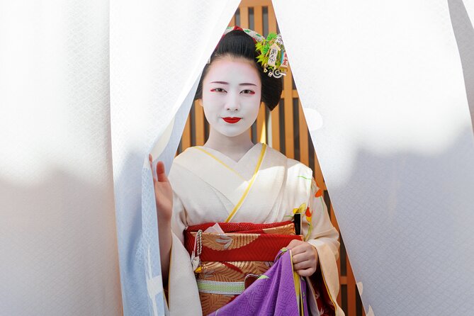 Kyoto: Meet the Geisha Maiko with Gion Walking Tour - The Gion walk that sets up what you’ll see upstairs