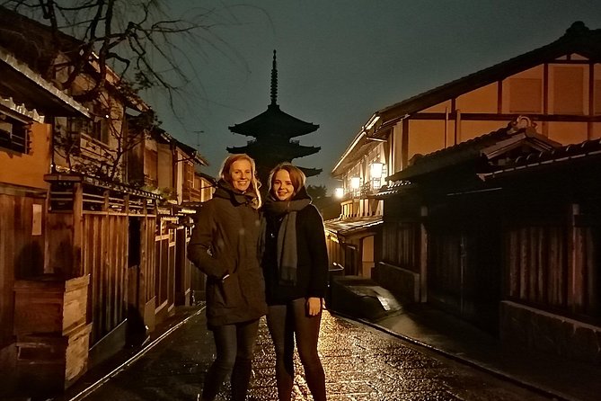 Kyoto night walk tour (Gion district) - Stop 1: Yasaka Shrine, Then the “Keep Quiet” Alleyway Feeling