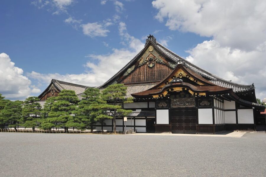 Kyoto: Nijo-jo Castle and Ninomaru Palace Guided Tour - Exclusive access: what the guide can get you into