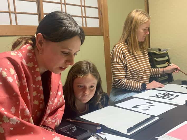 Kyoto Ninenzaka : Japanese Calligraphy Class in Townhouse - Brush handling and pressure: the skill that instantly levels you up