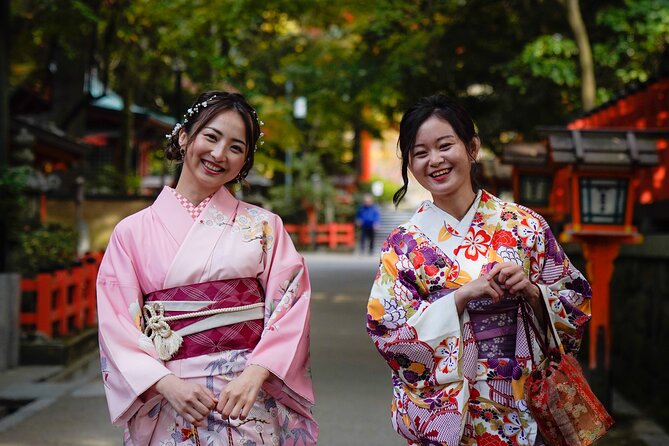 Kyoto Portrait Tour with Kimono - Yasaka Shrine: the classic Kyoto start you can photograph in kimono