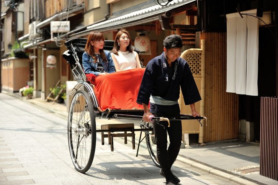 Kyoto: Private Rickshaw Tour of Gion and Higashiyama Area - Gion pass: the geisha district look and what you can realistically expect