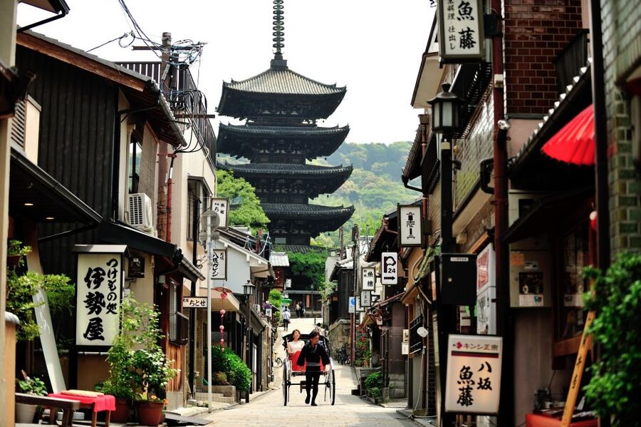 Kyoto: Private Rickshaw Tour of Gion and Higashiyama Area - The guide experience: strong English, real stories, and better photos