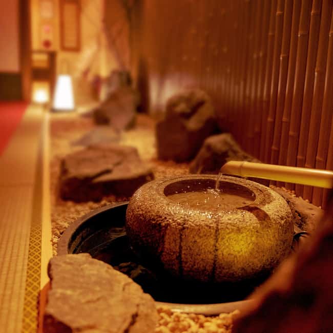 Kyoto: Wazuma Magic Show & Tea Ceremony - Inside the Gion tea room: six seats, one group, real intimacy