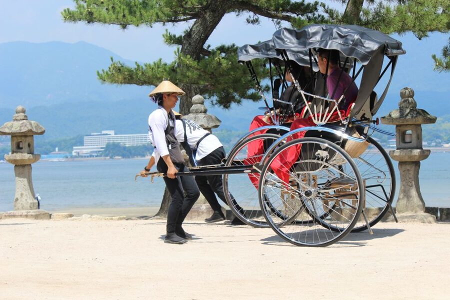 Miyajima: Private Rickshaw Tour to Itsukushima Shrine - Picking 130 minutes: Senjokaku Shrine and sea views