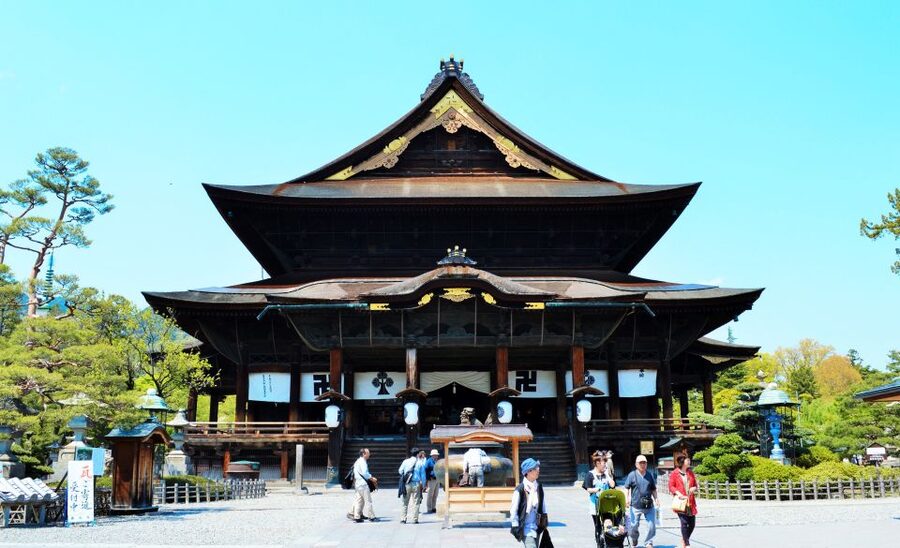 Nagano: Snow Monkeys, Zenkoji Temple & Sake Day Trip - Zenko-ji Temple: where the day starts in calm, old Japan