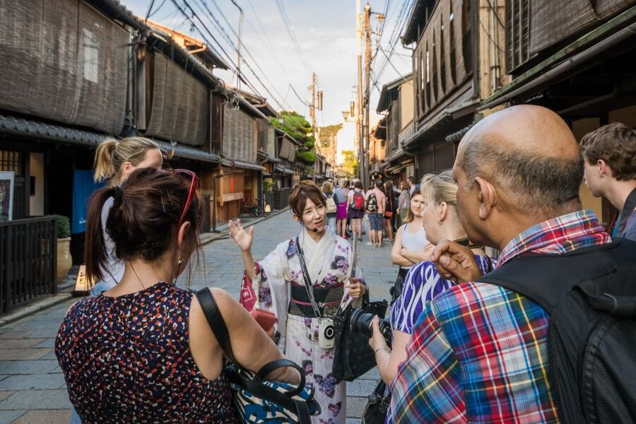 Night Walk in Gion: Kyoto's Geisha District - Kimono and hairstyles: why details matter more at night