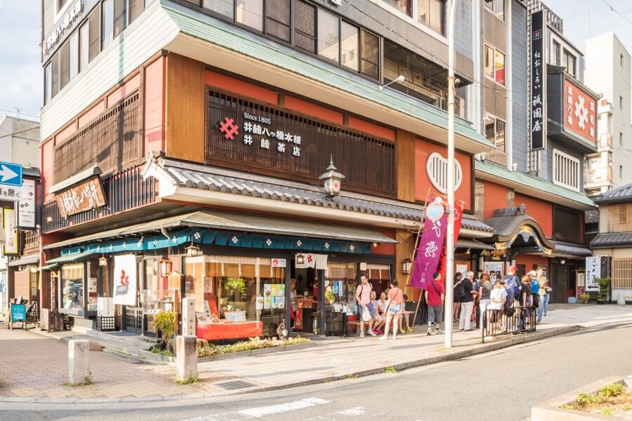Night Walk in Gion: Kyoto's Geisha District - Memoirs of a Geisha: seeing the film look, with real context