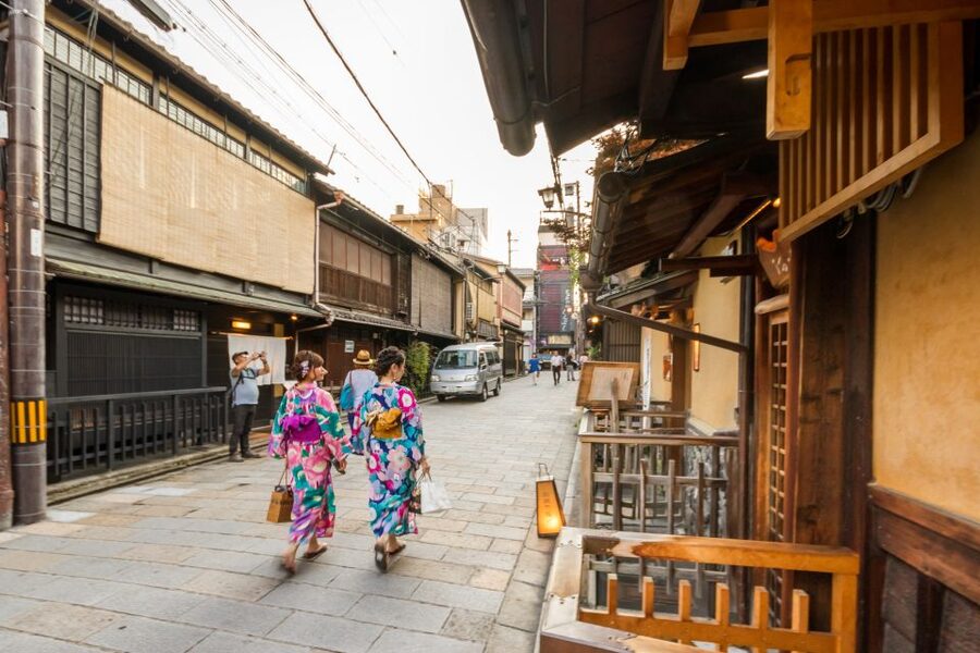 Night Walk in Gion: Kyoto's Geisha District - Finding the start: Gion Omoide Museum and Izutsu Yatsuhashi