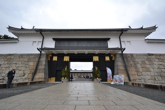 Nijo Castle and Imperial Palace Visit with Guide - Transfer by Public Transportation, With a Guide Handling the Moves