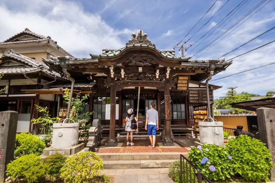 Old and Nostalgic Tokyo: Half-Day Yanaka Walking Tour - Nezu Shrine built in 1706 by a Tokugawa shogun