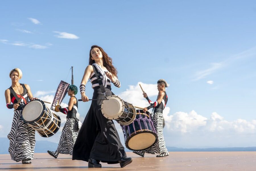 Open-air theater "Tao- no-Oka" Drum TAO Live performance - Comfort at altitude: 1,036 meters, unstable temps, and windy moments