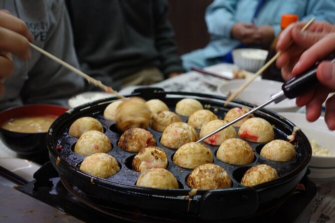Osaka Delights: Traditional Japanese Food Tour - Kuromon Market: Wanaka takoyaki and Mitoya three-color dango