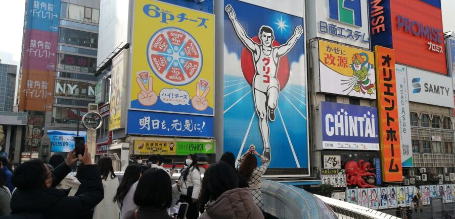 Osaka: Five Must-See Highlights Walking Tour & Ramen Lunch - Shinsekai and Tsutenkaku: retro streets, snacks, and big photo moments
