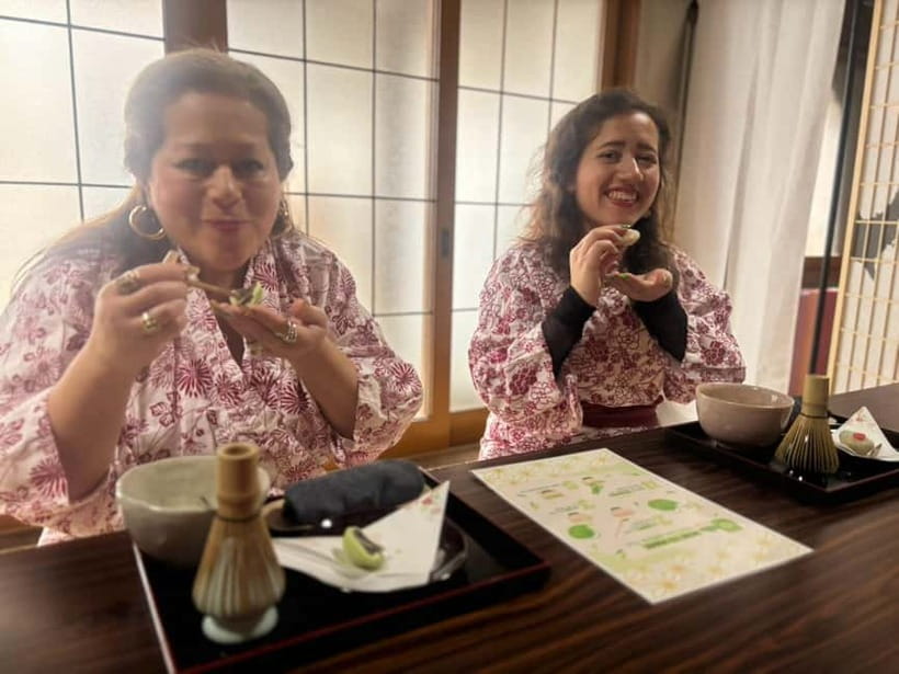 Osaka: Mind & Spirit Balance Temple Reiki Healing - Complimentary Smartphone Photos in a Yukata