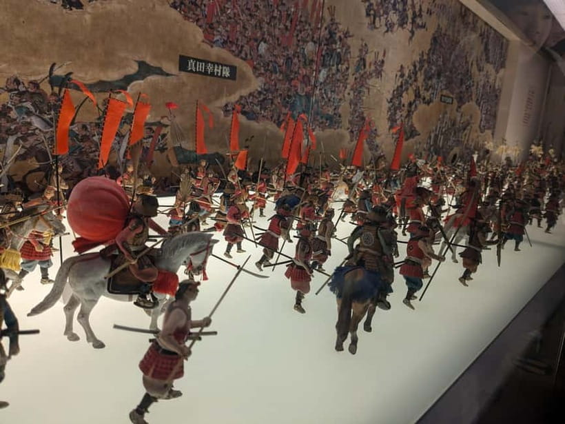 Osaka: Osaka Castle Guided Tour with Local Guide - Samurai Traditions and Edo Period Politics Behind the Architecture