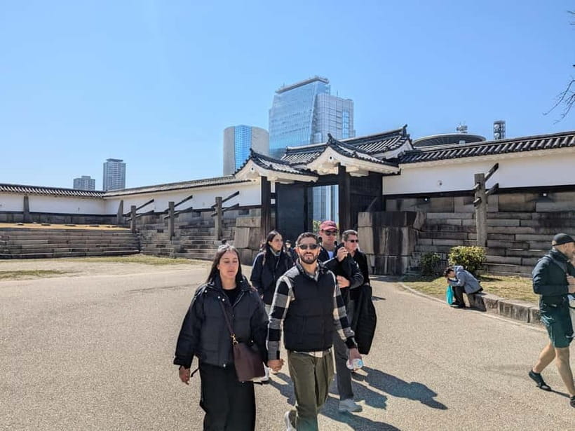 Osaka: Osaka Castle Guided Tour with Local Guide - What You Should Bring, and How to Avoid Common Friction