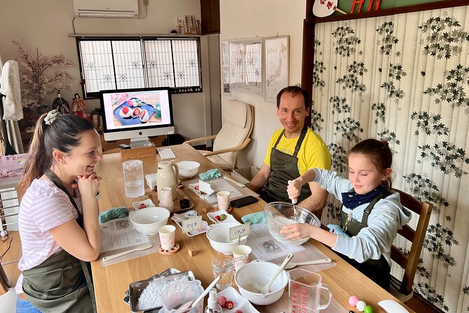 Private Mochi Sweets Making class near Shibuya area - Group size and English support that actually help