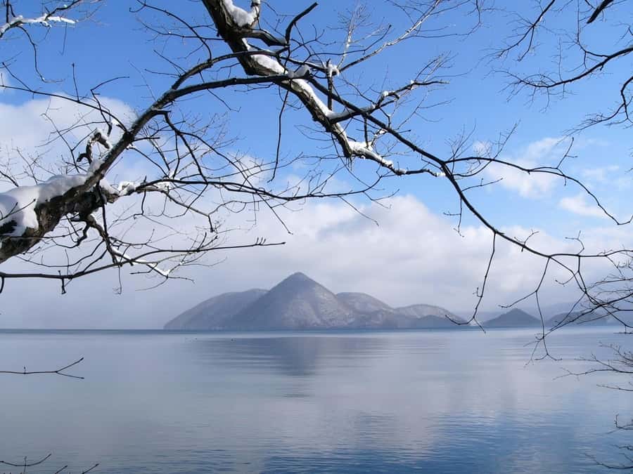 Sapporo: Hokkaido, Noboribetsu and Lake Toya Day Tour - Cape Chikyu: cliff views and a lighthouse you can point at