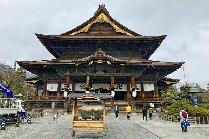 Snow Monkey Park & Zenkoji Temple Nagano Pvt. Full Day Tour. - Price and value: does $800 per group make sense?