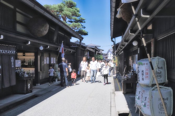 Takayama and Shirakawago/Photoshoot by professional photographer - Takayama Jinya: Edo-Era Power in a Compact Stop