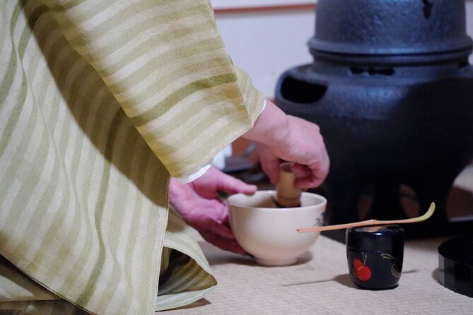 Tea ceremony by the tea master in Kyoto SHIUN AN - Entering the tea room: scrolls, flowers, and why the room matters