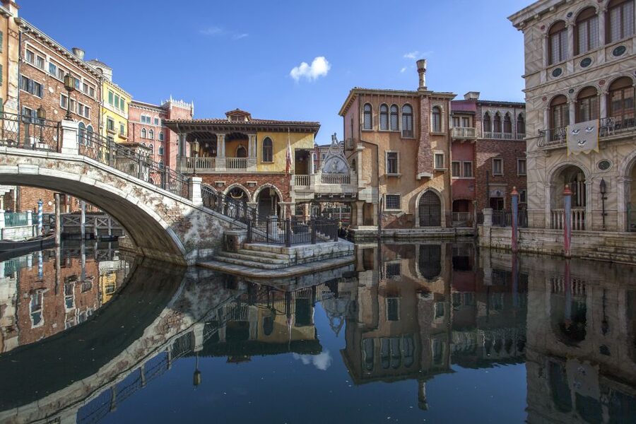 Tokyo Disneyland or DisneySea Ticket & Door to Door Transfer - Quick hits