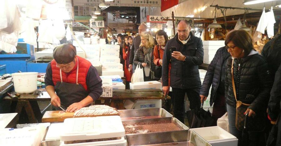 Tokyo: Guided Walking Tour of Tsukiji Market with Breakfast - How the guide connects food, culture, and religion