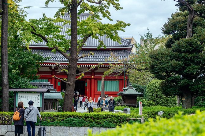 Tokyo History: Sensoji Temple & Asakusa District Private Tour - Hozomon and Age Manju: a simple break that tastes like Tokyo