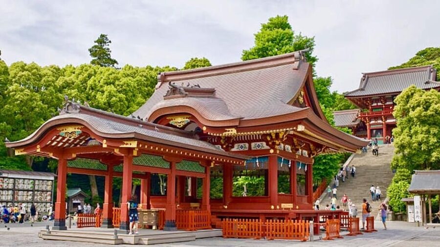 Tokyo: Kamakura & Enoshima Day Tour with Pickup & Train Ride - Tsurugaoka Hachimangu Shrine like a samurai walk-through