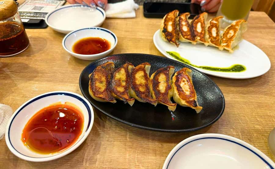 Tokyo: Locals´ Secret Food Tour // Eat like a Japanese - Stop 2: Gyoza with multiple flavors, the everyday comfort stop