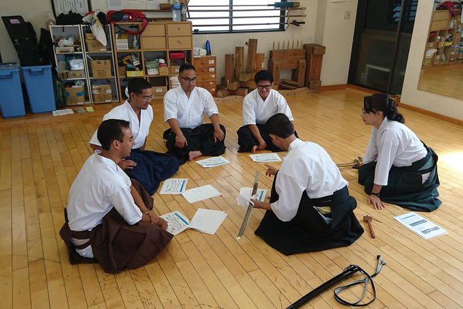 Tokyo:Samurai sword and archery class from a samurai descendant - Bow-and-arrow practice: a weapon role that lasts far longer than people expect