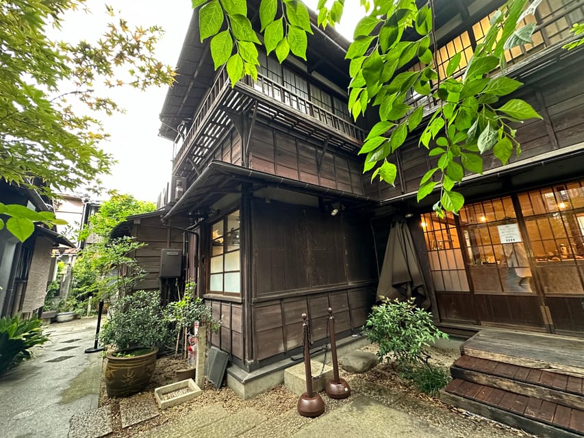 Tokyo:Stroll in Old traditional culture towns~Yanaka & Nezu - Yoshida Liquor Store and Yanaka Ginza: traditional shopping with local conversation