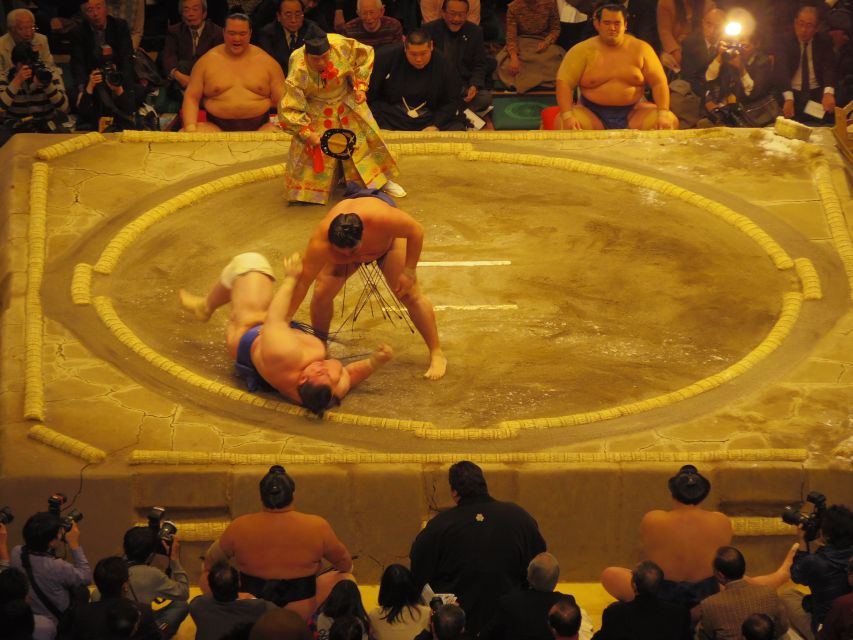 Tokyo: Sumo Tournament Tour with Chair Seat Tickets - What you will actually watch: Makuuchi bouts and Yokozuna moments