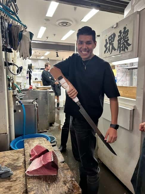 Tokyo Toyosu Tuna Auction + Breakfast (Sushi Dai or Bentomi) - The auction lesson: te-jirushi hand signals make the chaos readable
