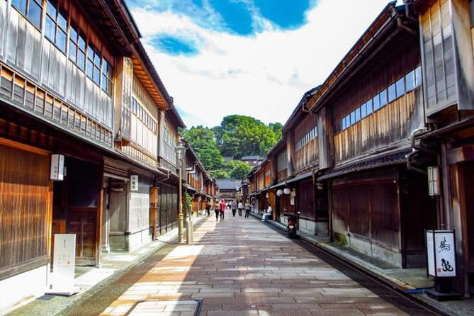 True Kanazawa: Private Walking tour with a Local guide - Geisha districts, East and West: Higashi Chaya District and Nishi Chaya District