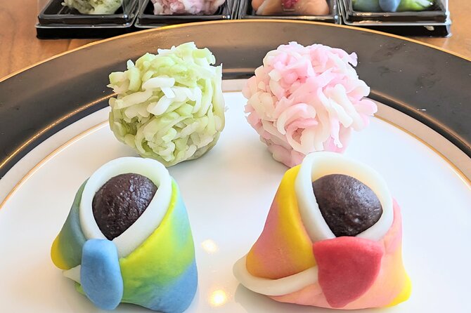 Wagashi traditional japanese sweets class - Tea time and cultural context in a real Japanese home